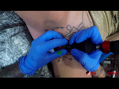 ❤️ Extremamente tatuada, a brasa Sully Savage fez uma tatuagem em seu clítoris Porno vídeo em nós pt-br.myteporn.ru ☑